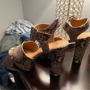 Jessica Simpson snake skin platform heels size 8 never worn